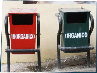 Two trash cans, one says "inorganico" and the other says "organico"
